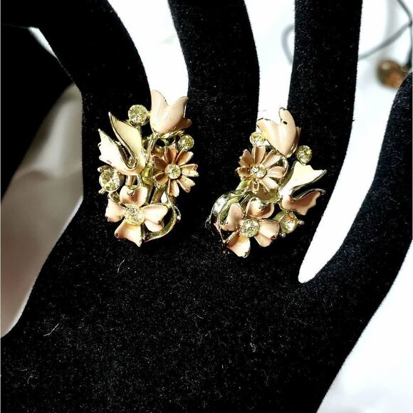 Star | Vintage Enamel & Rhinestone Floral Earrings - Picture 1 of 3